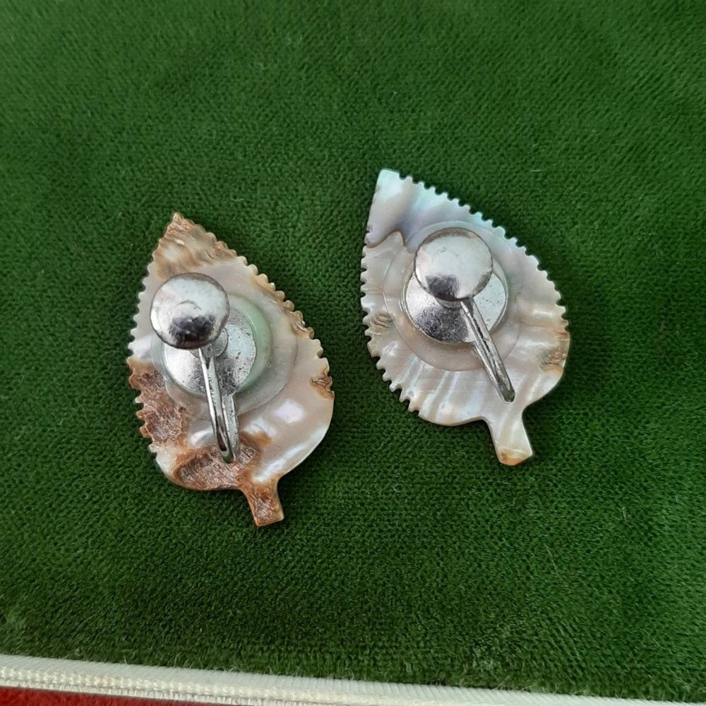Vtg Abalone Shell Leaf Screw Back Earrings Mid Century Costume Jewelry - Picture 5 of 6
